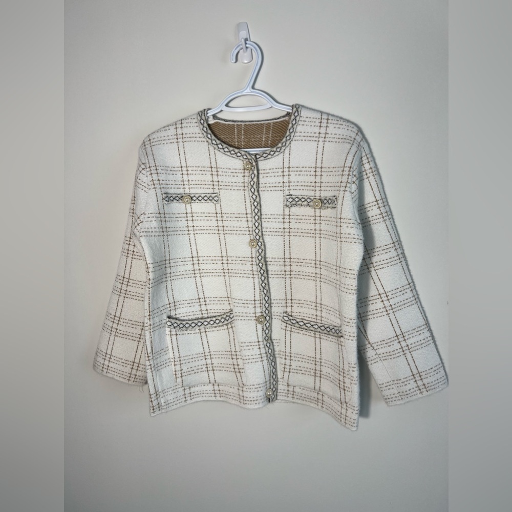 White and brown pattern with pearl buttons S/M